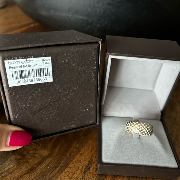 AUTHENTIC GUCCI DIAMANTISSIMA WHITE ENAMEL AND 18 KARAT YELLOW GOLD RING - Picture 14 of 15